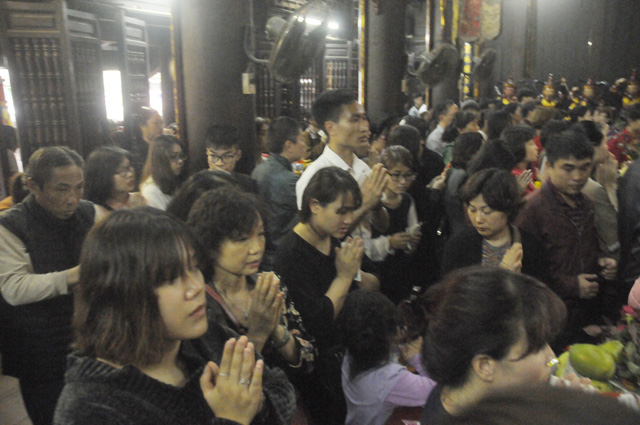 Giới trẻ nô nức đến chùa Hà cầu duyên, lò đốt vàng mã rừng rực lửa